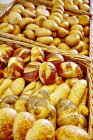 Повышенный вид различных хлебных рулонов в корзинах — стоковое фото