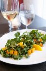 Жареный салат из тыквы на белой тарелке — стоковое фото
