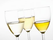 Diferentes vinos blancos en copas - foto de stock