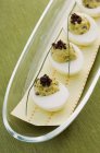 Huevos decorados con aceitunas picadas - foto de stock