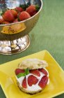 Teller Erdbeer-Shortcake mit Sahne — Stockfoto