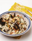 Салат из морепродуктов с мидиями — стоковое фото