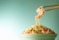 Egg noodles with prawns — Stock Photo