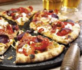 Pizza con pimientos y jamón - foto de stock