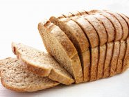 Нарізаний хліб з непросіяного борошна — стокове фото