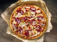 Salami-Pizza mit Zwiebeln — Stockfoto