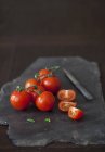 Pomodori interi e dimezzati — Foto stock