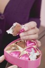Femme tenant boîte de chocolats — Photo de stock