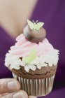 Femme main tenant cupcake au chocolat — Photo de stock