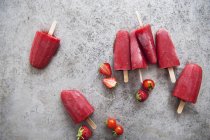 Strawberry and tomato ice lollies — Stock Photo