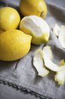 Свежие лимоны с кожурой — стоковое фото
