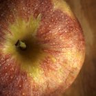Яблоко с каплей воды — стоковое фото