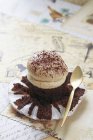 Tiramisu-Cupcake auf Postkarte — Stockfoto