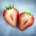 Deux moitiés de fraise — Photo de stock