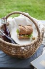 Panier pique-nique avec sandwich — Photo de stock
