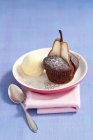 Schokoladenmuffin mit Birnenscheibe — Stockfoto