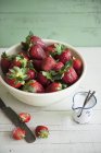 Fresas frescas en tazón - foto de stock