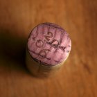 Vue rapprochée du bouchon de vin rouge avec année marquée — Photo de stock