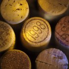 Vue rapprochée de plusieurs bouchons de vin avec des marques — Photo de stock
