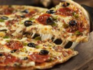 Pizza chaude avec salami et olives — Photo de stock