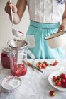 Compote de fraises en cuillère — Photo de stock