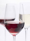 Бокалы красного вина и белого вина — стоковое фото