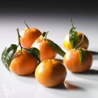 Mandarines à tiges et feuilles — Photo de stock