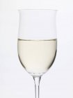 Vinho branco no fundo claro — Fotografia de Stock