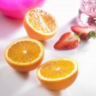 Orangen- und Erdbeerhälften — Stockfoto