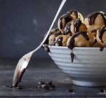 Миска солодощів з шоколадним соусом — стокове фото