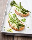 Bruschetta topped with asparagus — Stock Photo
