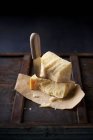 Morceaux empilés de parmesan — Photo de stock