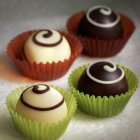 Chocolates sabrosos y dulces - foto de stock
