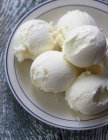 Лопатки ванильного мороженого на тарелке — стоковое фото