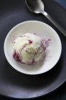 Cuillère de crème glacée aux mûres et aux bleuets — Photo de stock