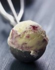Ежевичное и черничное мороженое — стоковое фото