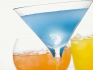 Drei verschiedene Cocktails in Gläsern — Stockfoto