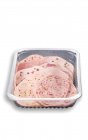 Carne fria fatiada em um recipiente de plástico — Fotografia de Stock