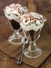 Crème glacée sundaes au chocolat et au caramel — Photo de stock