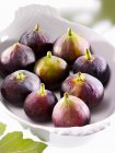 Fresh figs in white bowl — Stock Photo
