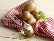 Batatas não descascadas cozidas no forno — Fotografia de Stock