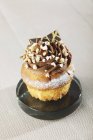 Cupcake decorado com creme de chocolate — Fotografia de Stock