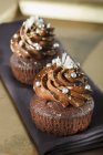 Cupcakes de chocolate decorados com pérolas de prata — Fotografia de Stock