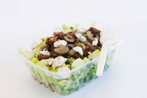 Salat to go im Container — Stockfoto