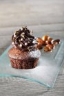 Cupcake dekoriert mit Zuckerperlen und Blatt — Stockfoto