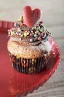 Cupcake décoré avec des paillettes colorées et coeur — Photo de stock
