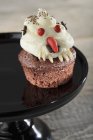 Bonhomme de neige cupcake sur porte-gâteau — Photo de stock