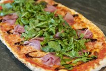 Prosciutto y Arugula Pizza - foto de stock
