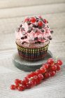 Cupcake decorado com creme de morango — Fotografia de Stock