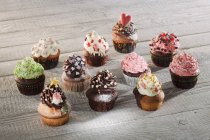 Bunte Cupcakes mit Cremes dekoriert — Stockfoto